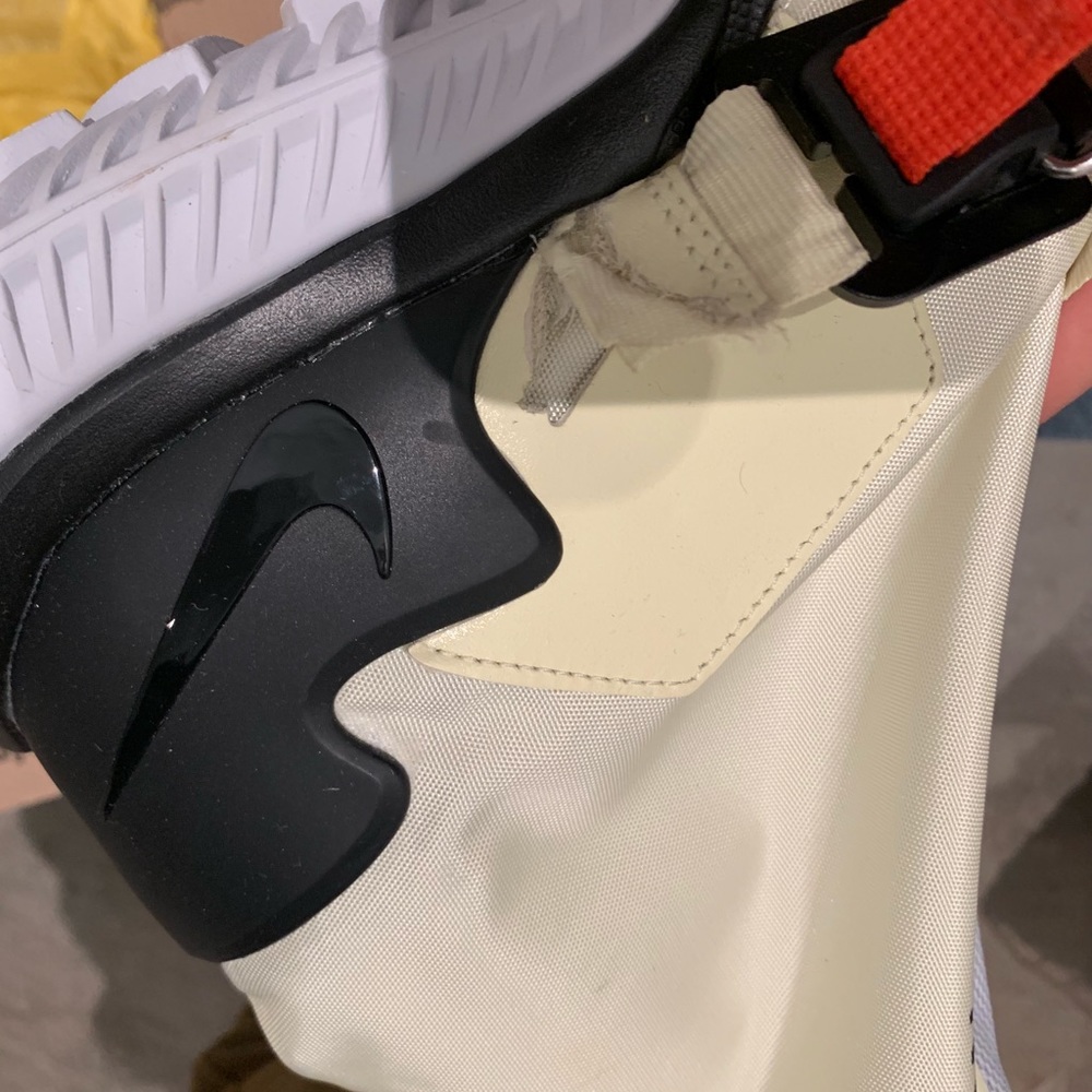 Nike - Picture 3 of 4